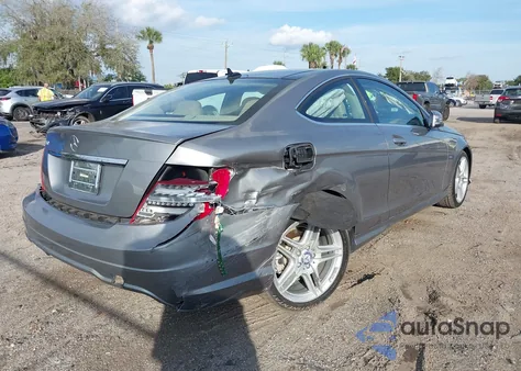 2012 Mercedes-Benz C 250 z USA, uszkodzony, nr VIN WDDGJ4HB5CF772865